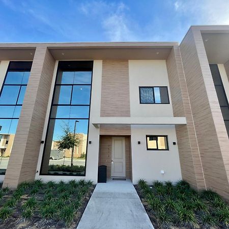Luxury Home In Orlando With Private Hot Tub - 7 Min From Disney Parks - 3 Bedrooms And 4 Bathrooms! Buitenkant foto