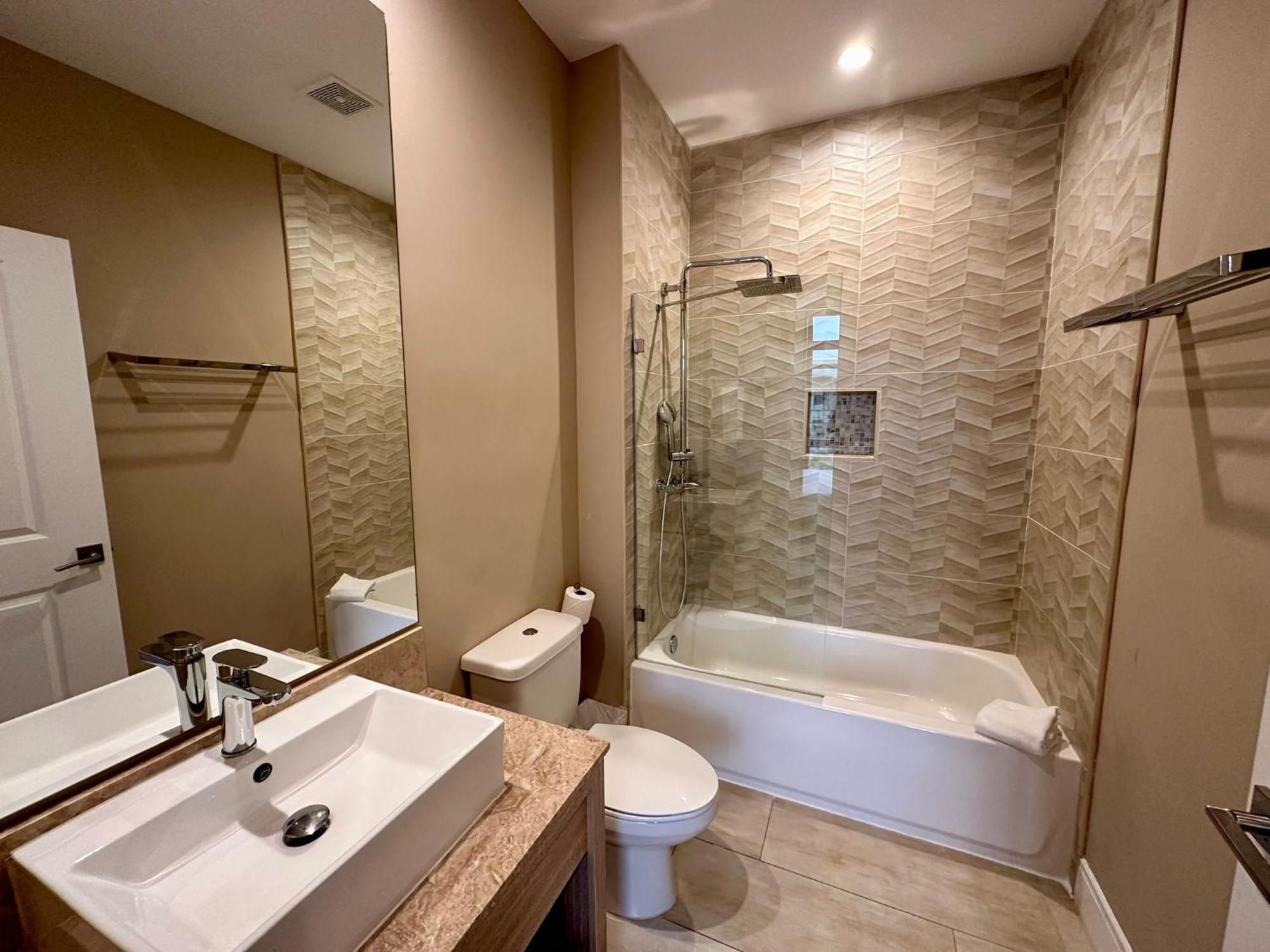 Luxury Home In Orlando With Private Hot Tub - 7 Min From Disney Parks - 3 Bedrooms And 4 Bathrooms! Buitenkant foto