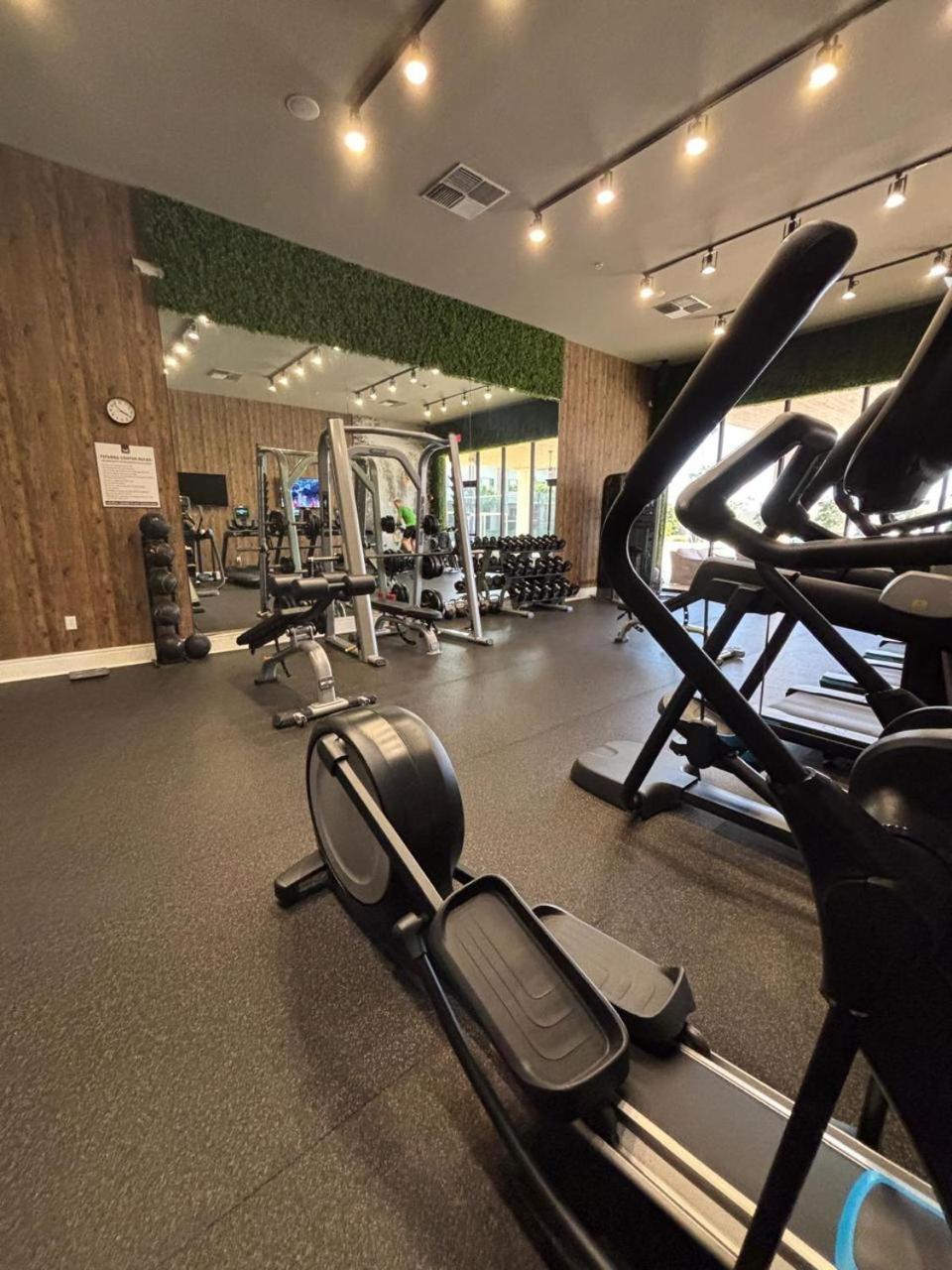 Luxury Home In Orlando With Private Hot Tub - 7 Min From Disney Parks - 3 Bedrooms And 4 Bathrooms! Buitenkant foto